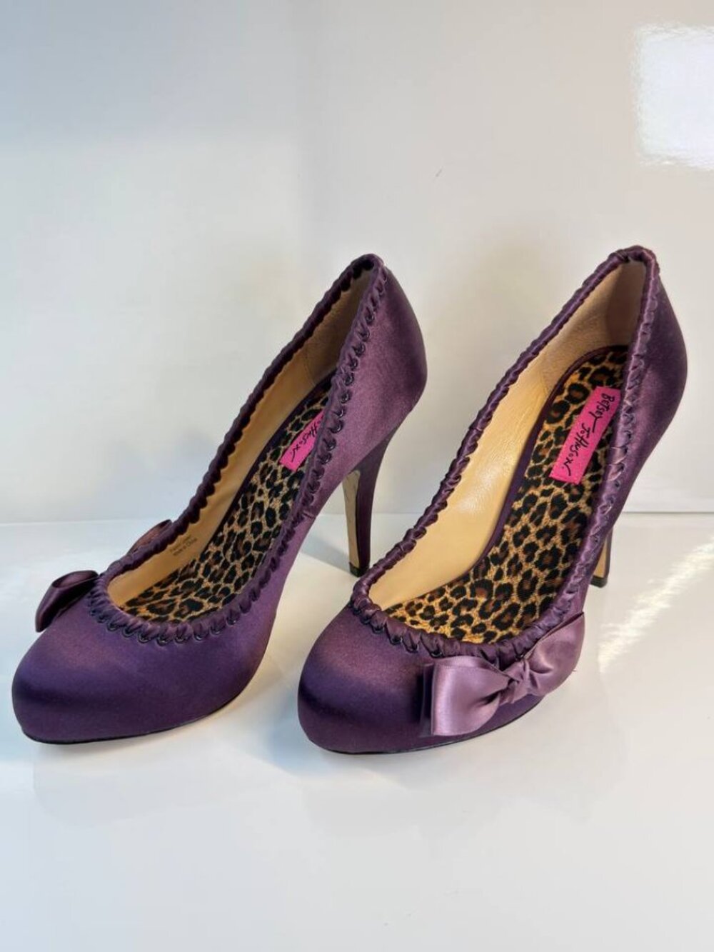 Betsey Johnson Purple Satin Bow Pumps – Women’s Size 7.5M